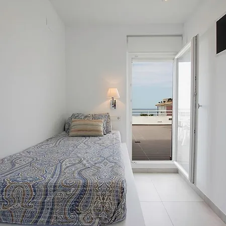 Luxury 3-bed On The First Beach Line