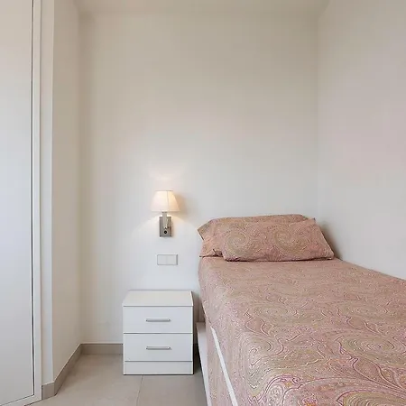 Luxury 3-bed On The First Beach Line Апартаменты