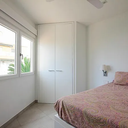 Luxury 3-bed On The First Beach Line *