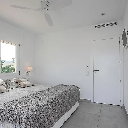 Апартаменты Luxury 3-bed On The First Beach Line