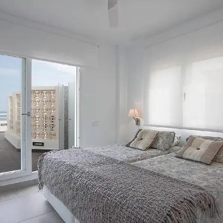 Luxury 3-bed On The First Beach Line *
