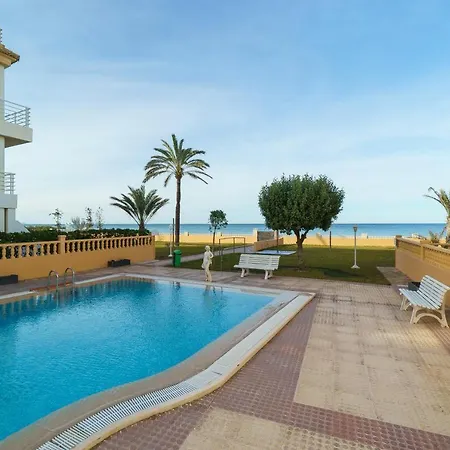 Апартаменты Luxury 3-bed On The First Beach Line