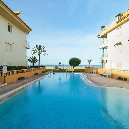 Luxury 3-bed On The First Beach Line